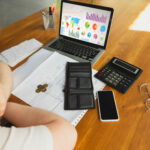 homme devant son ordinateur qui fait de la comptabilité