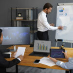 Des personnes qui travaillent sur les statistiques de la gestion commerciale